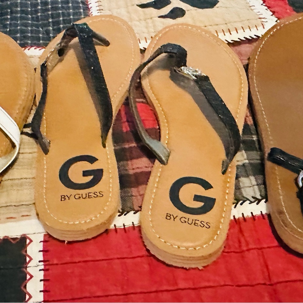 G by Guess Black and white  Flip-Flop sandels Size 6
